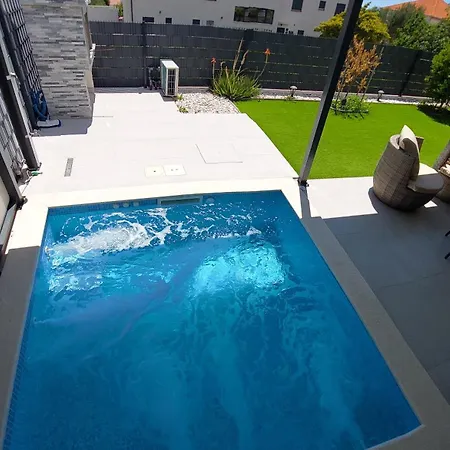 Appartement Unique - Garden With Private Heated Massage Pool Only For