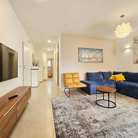 Unique - Garden With Private Heated Massage Pool Only For Appartement Trogir