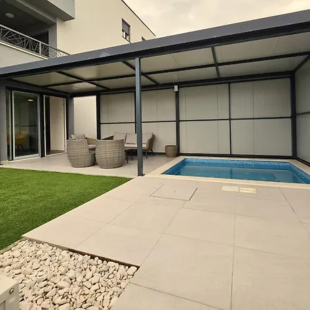 Unique - Garden With Private Heated Massage Pool Only For Appartement Trogir