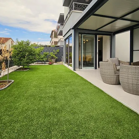 Unique - Garden With Private Heated Massage Pool Only For Appartement Trogir