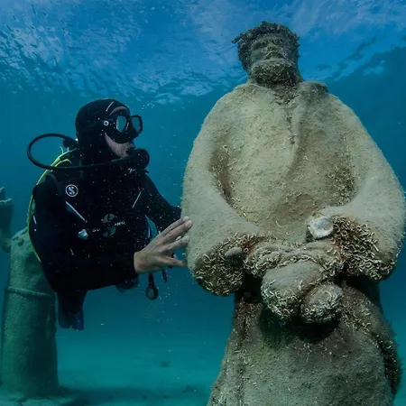 Unique - Garden With Private Heated Massage Pool Only For