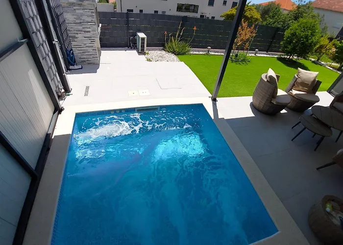 Διαμέρισμα Unique - Garden With Private Heated Massage Pool Only For