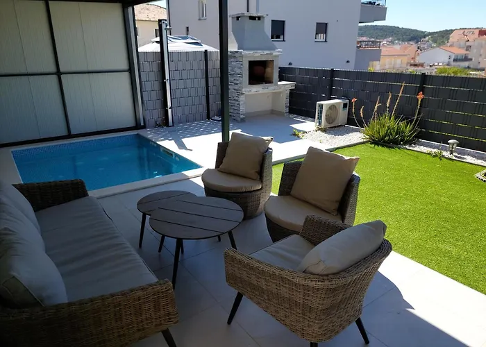 Διαμέρισμα Unique - Garden With Private Heated Massage Pool Only For