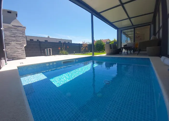 Unique - Garden With Private Heated Massage Pool Only For Τρογκίρ