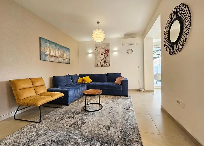 Unique - Garden With Private Heated Massage Pool Only For Apartment