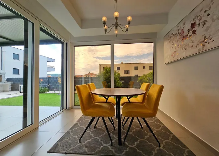 Unique - Garden With Private Heated Massage Pool Only For Apartment